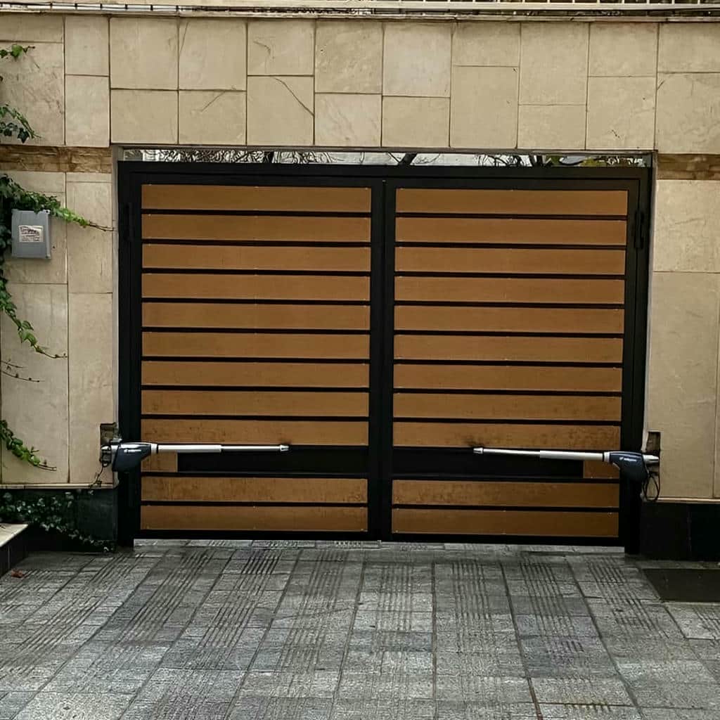 جک پارکینگی کنار ورودی زیر تابش آفتاب