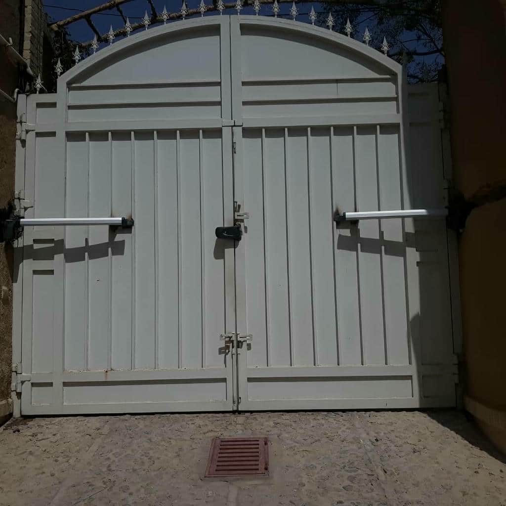 جک الکترومکانیک روی در فلزی ورودی ساختمان