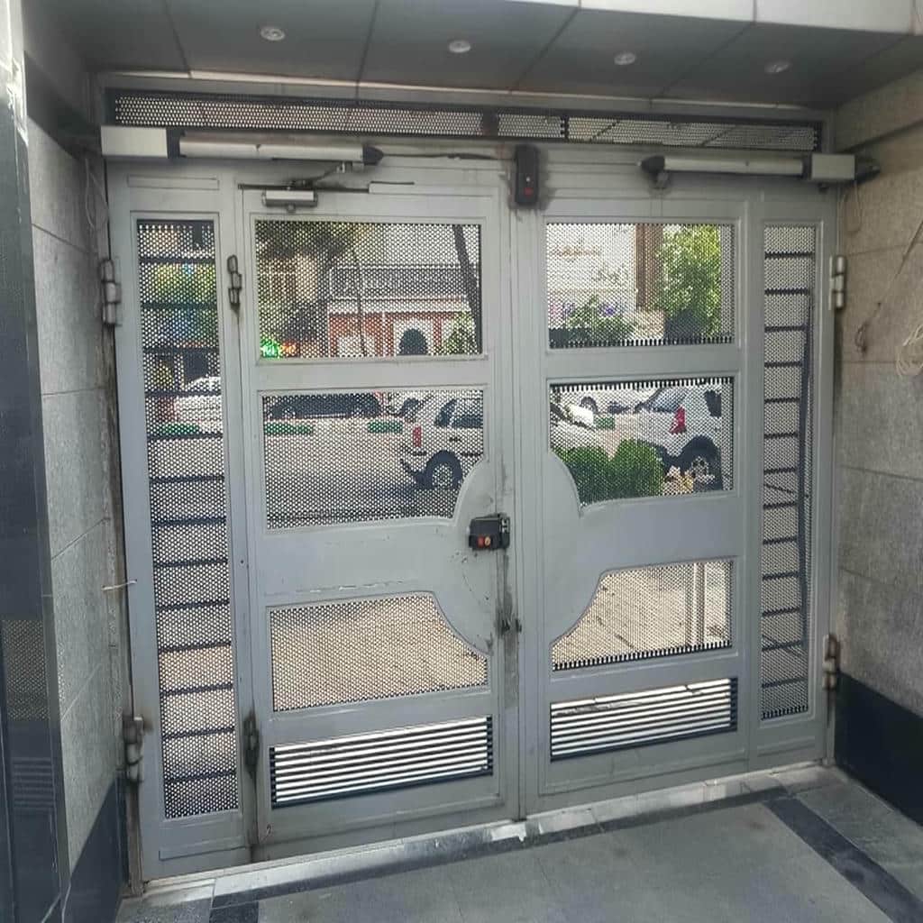 جک پارکینگی بازویی در ورودی ساختمان
