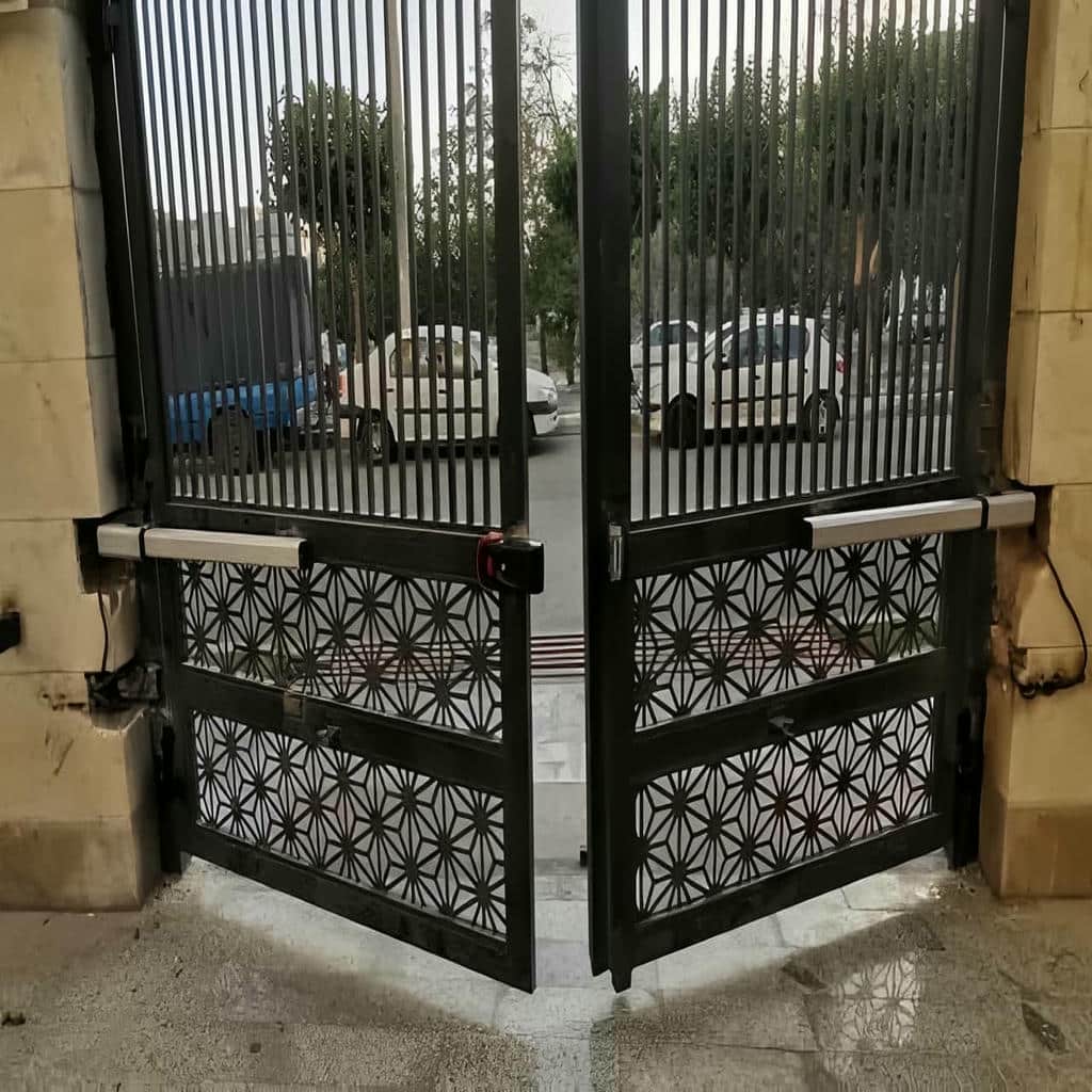 جک هیدرولیک روی در فلزی فضای باز