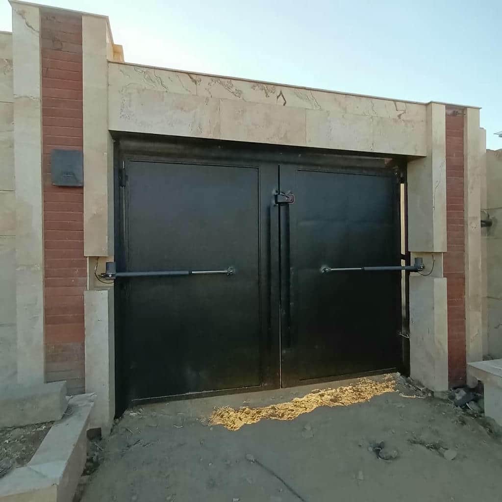 جک پرقدرت بازویی کنار ستون کلاسیک