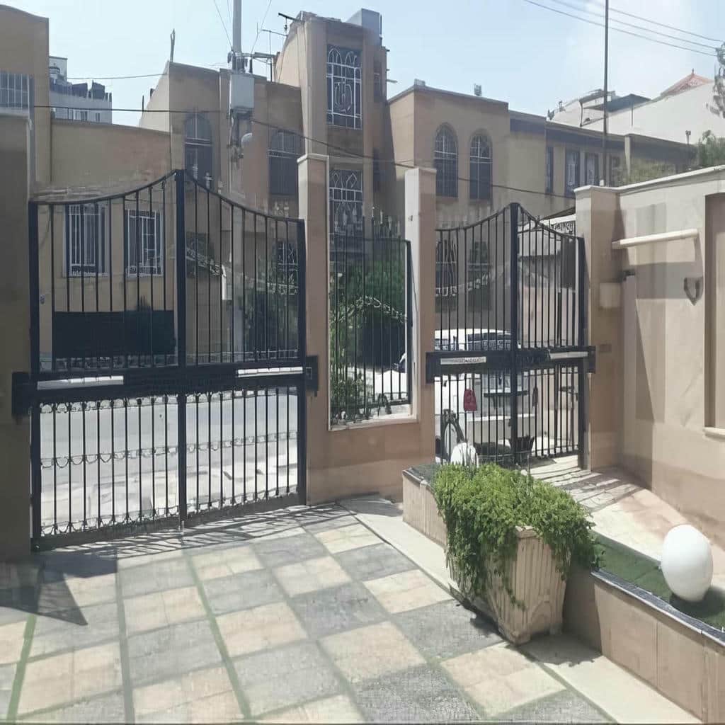 جک هیدرولیک نصب شده روی در لولایی