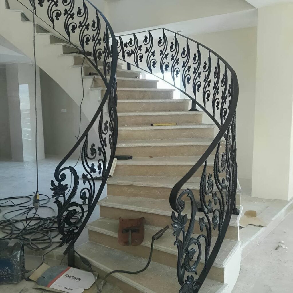 نرده فرفورژه بالکن با جزئیات تزئینی فلزی