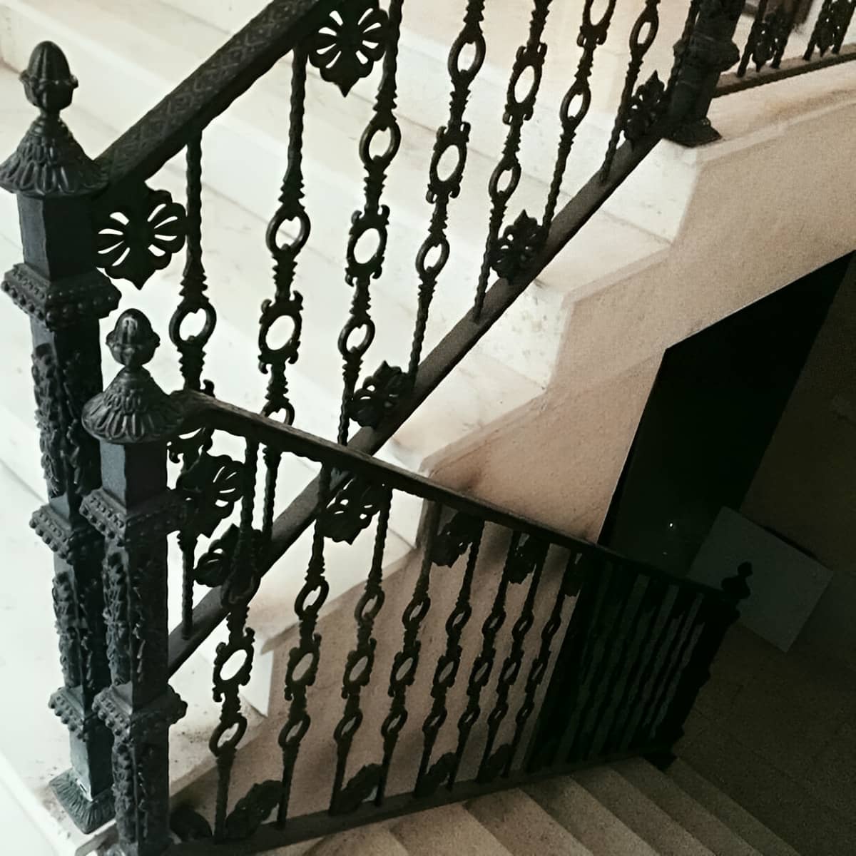 مرکز عرضه تخصصی نرده فرفورژه بالکن برای مقایسه مدل ایرانی و خارجی