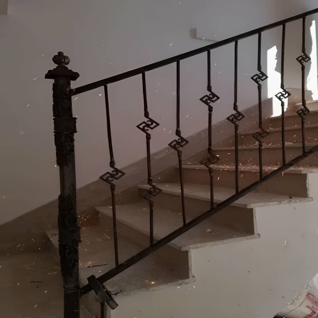 نرده فرفورژه بالکن کنار نمای مرطوب ساختمان نرده فرفورژه بالکن کنار نمای مرطوب ساختمان