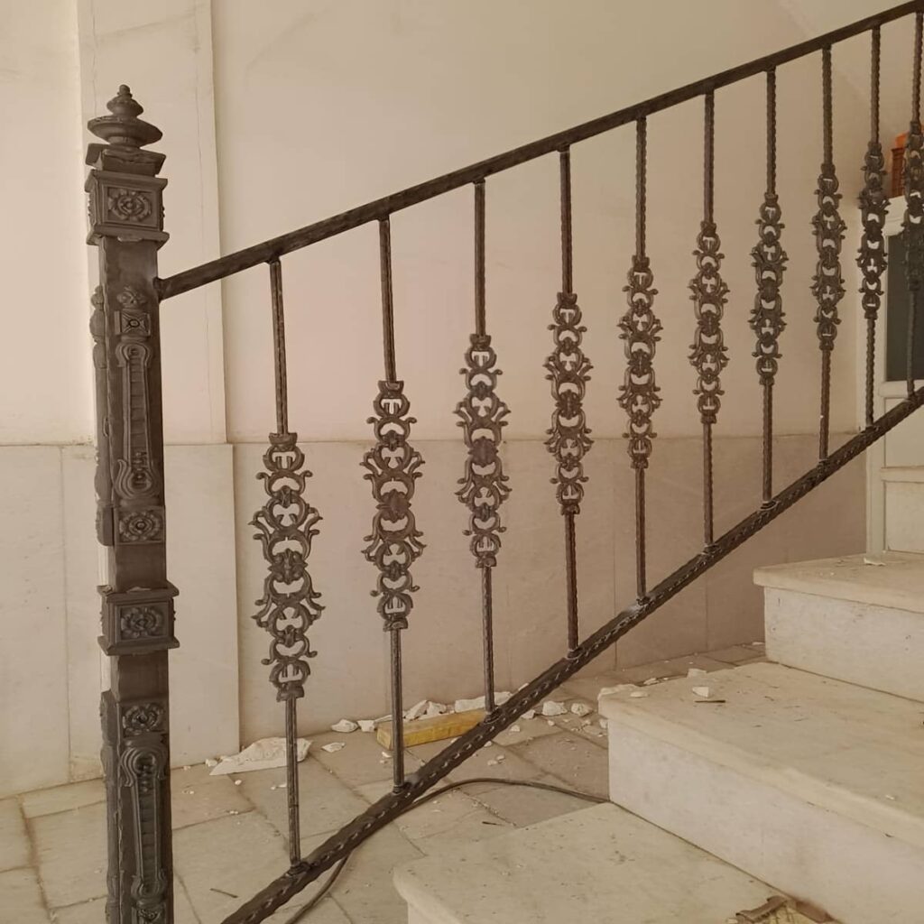 راه پله با نرده تزئینی کلاسیک