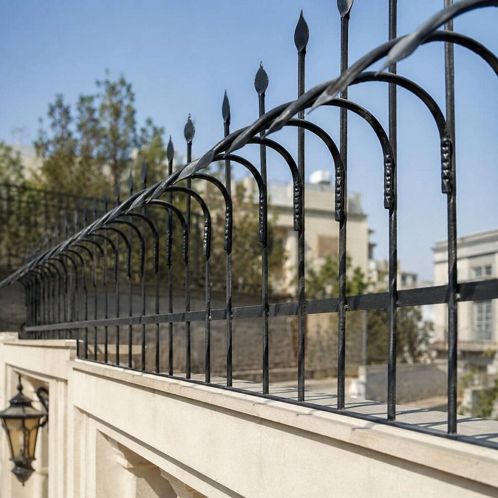 نرده دیوار حیاط با پوشش یکدست نرده دیوار حیاط با پوشش یکدست