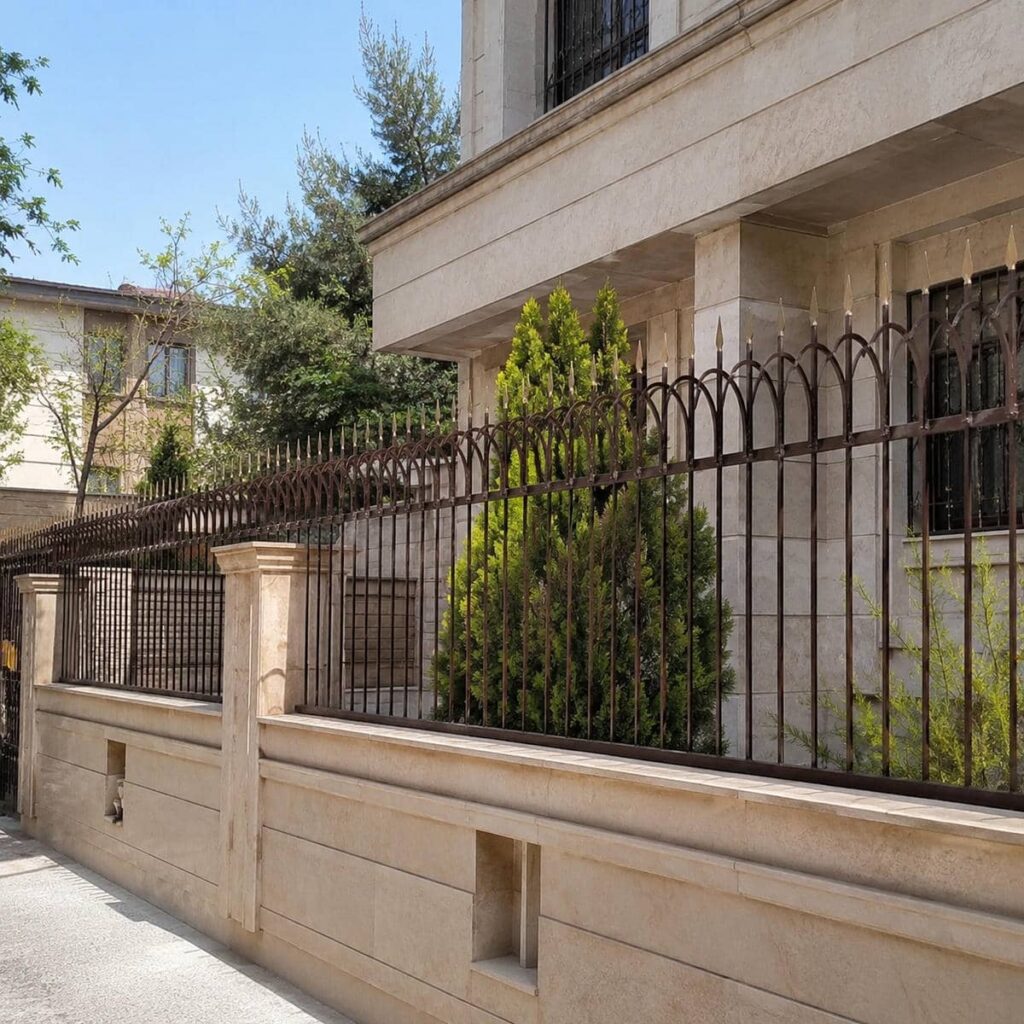 نرده آهنی روی دیوار در نمونه اجرا