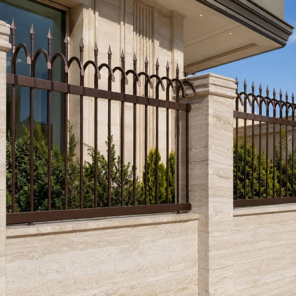 حفاظ دیوار حیاط در نمونه اجرای فضای باز