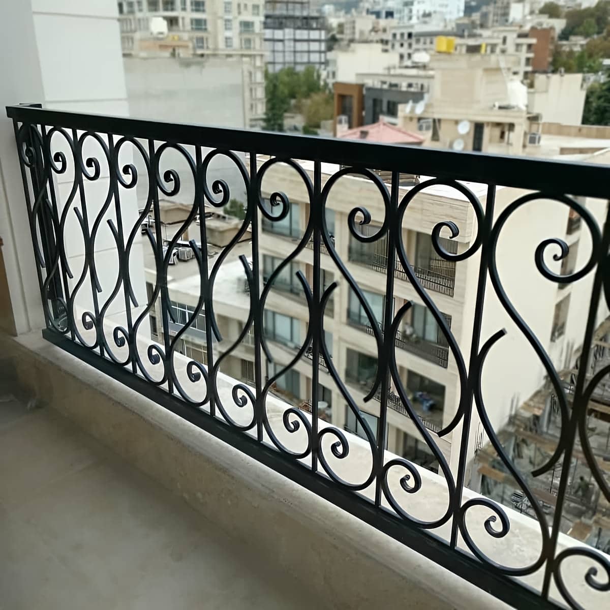 مرکز عرضه و نصب نرده آلومینیومی بالکن برای افزایش امنیت ورودی