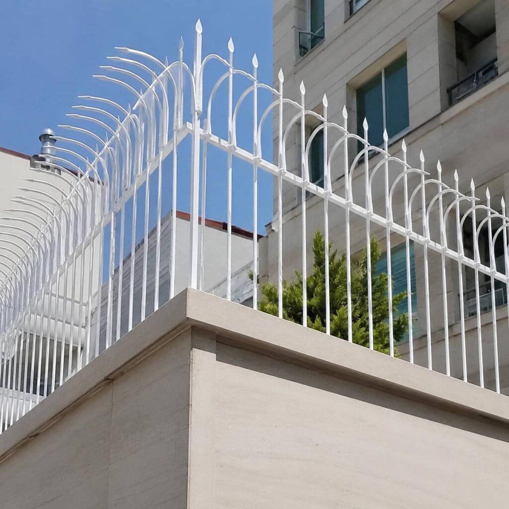 نرده روی دیوار در نمونه اجرای کلاسیک نرده روی دیوار در نمونه اجرای کلاسیک
