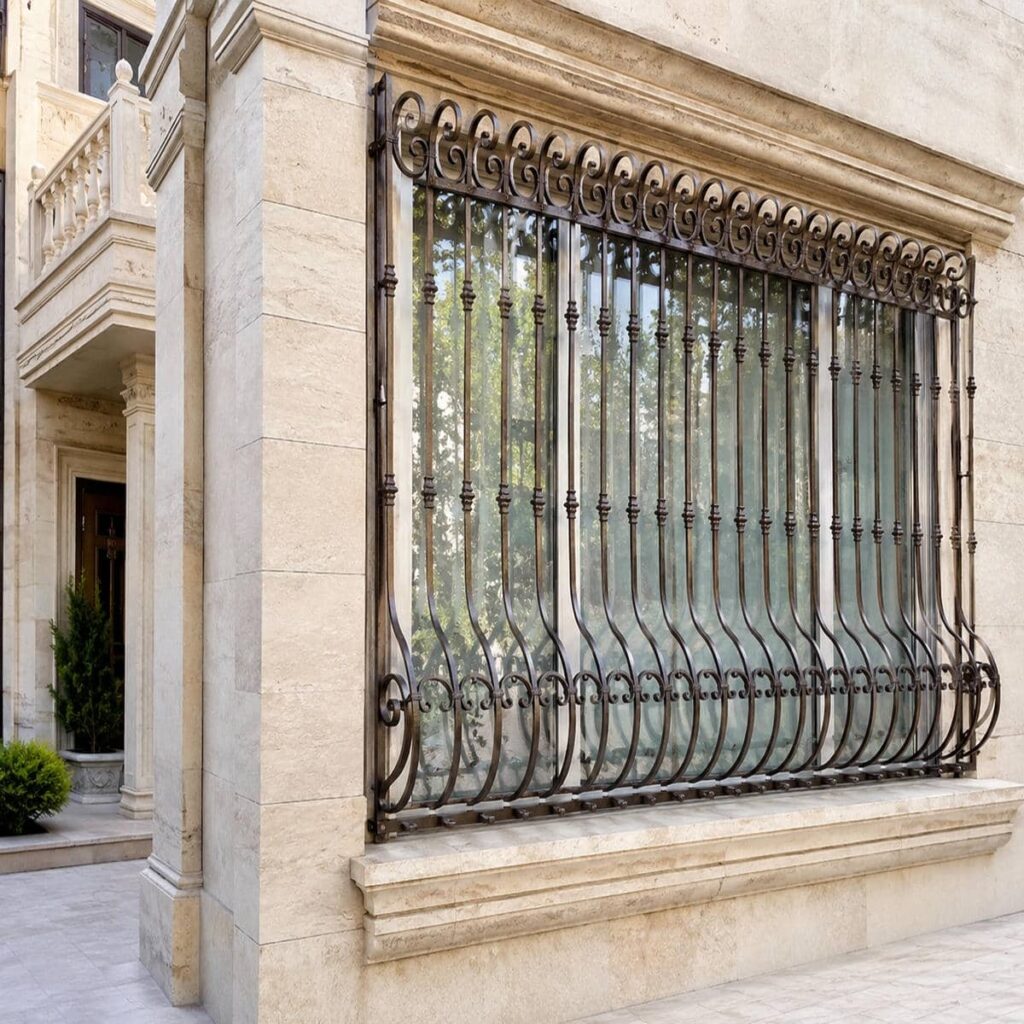 نرده پنجره نصب شده روی نمای روشن نرده پنجره نصب شده روی نمای روشن