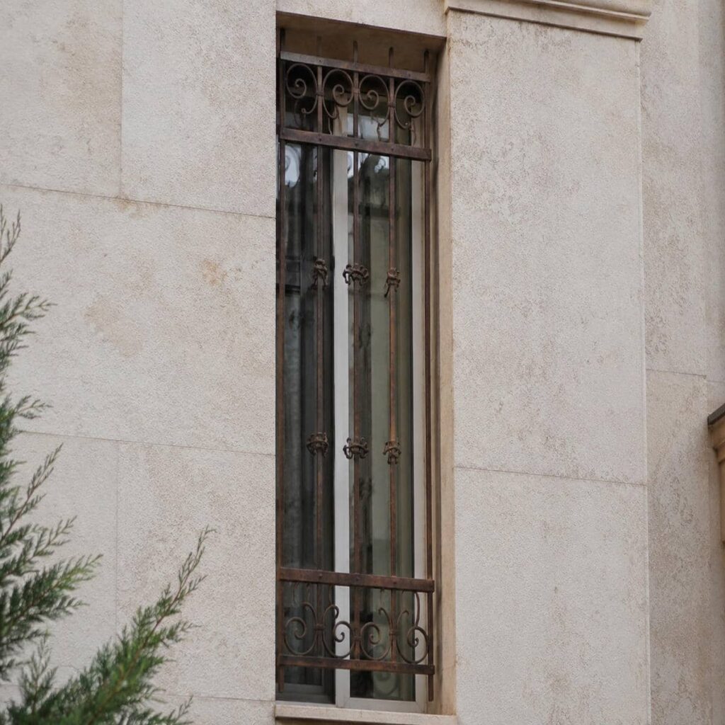 حفاظ پنجره مدرن نصب شده روی نمای بازسازی شده
