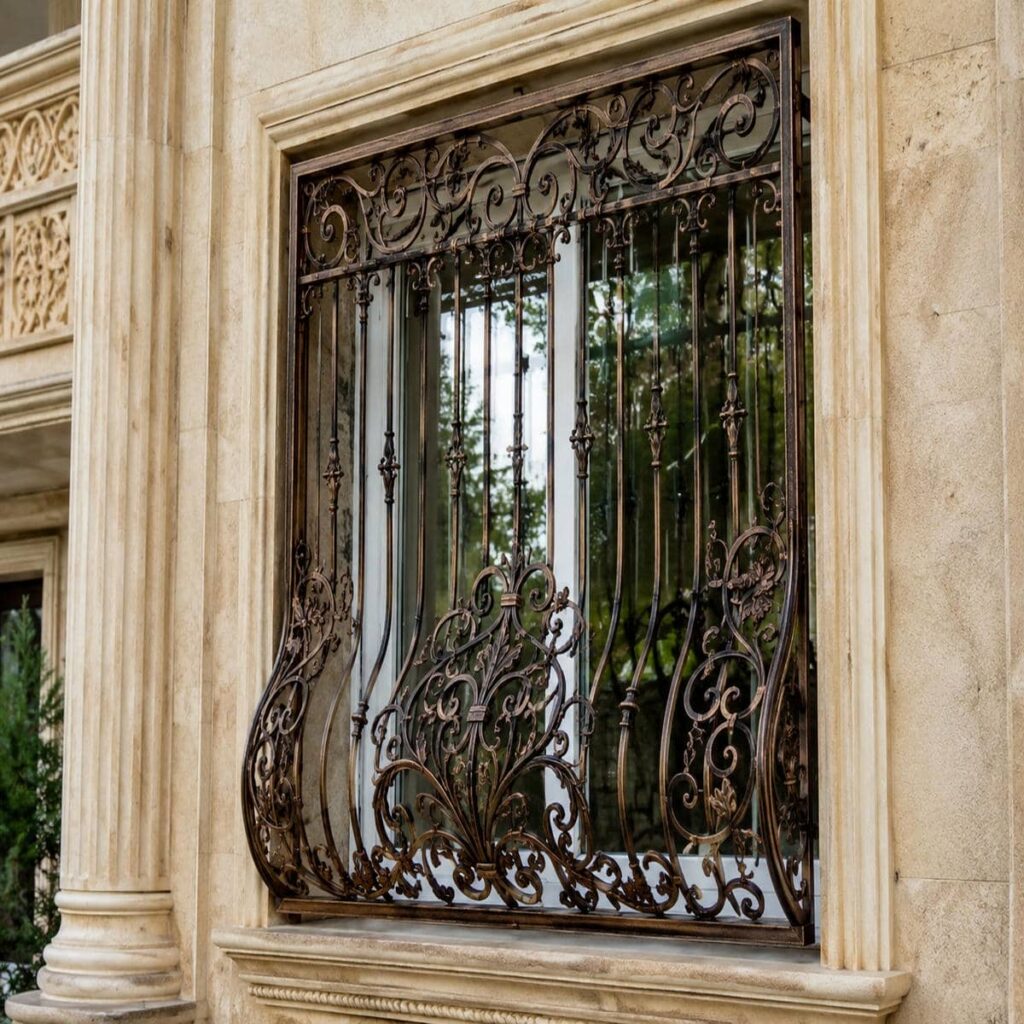 حفاظ پنجره مدرن با طراحی هندسی مینیمال