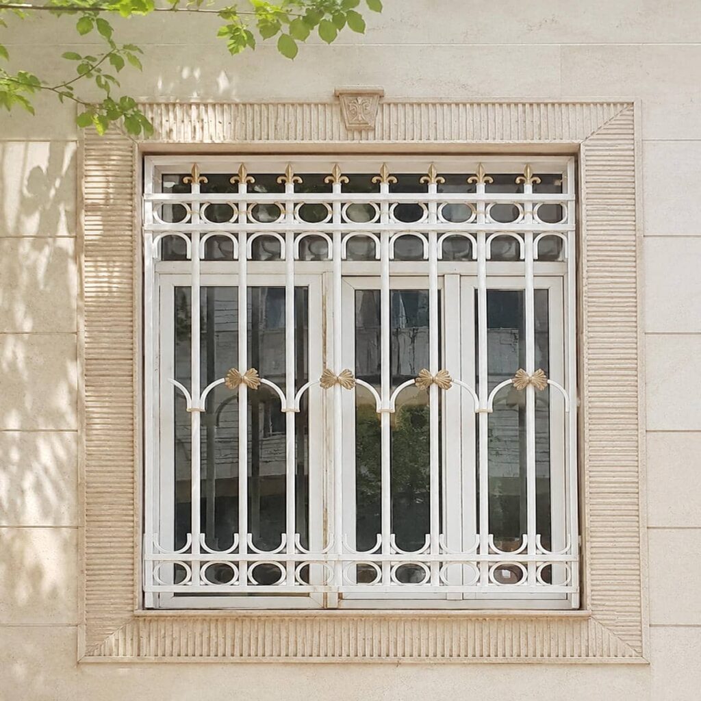 حفاظ پنجره ضد سرقت نصب شده روی قاب سفید