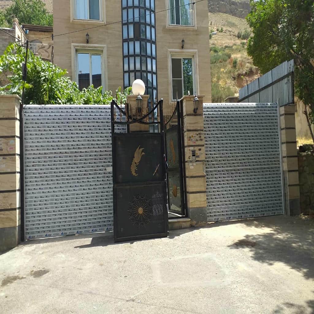 تیغه فولادی کرکره اتوماتیک در ورودی انبار