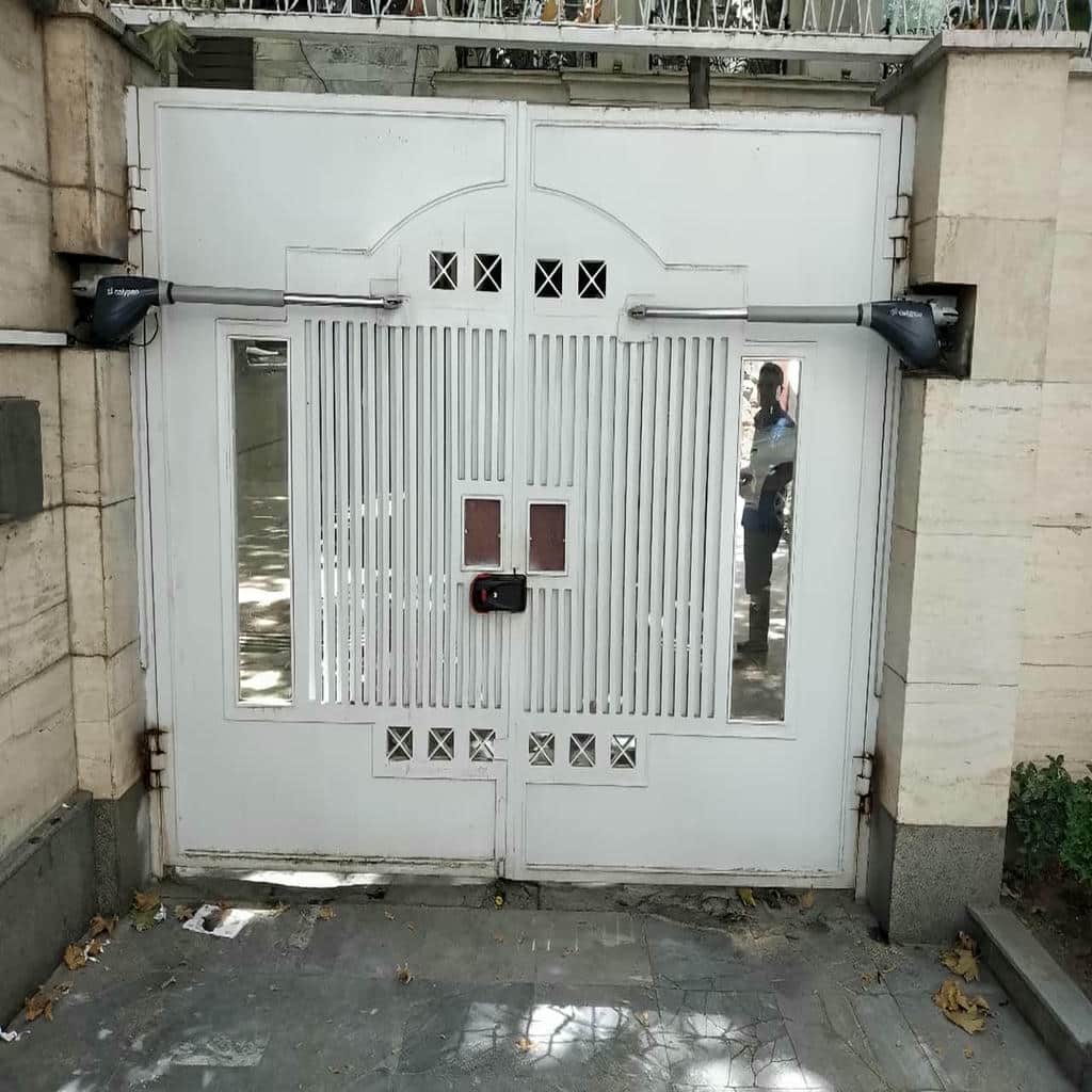 جک درب پارکینگ بازویی روی درب دو لنگه استان آذربایجان شرقی