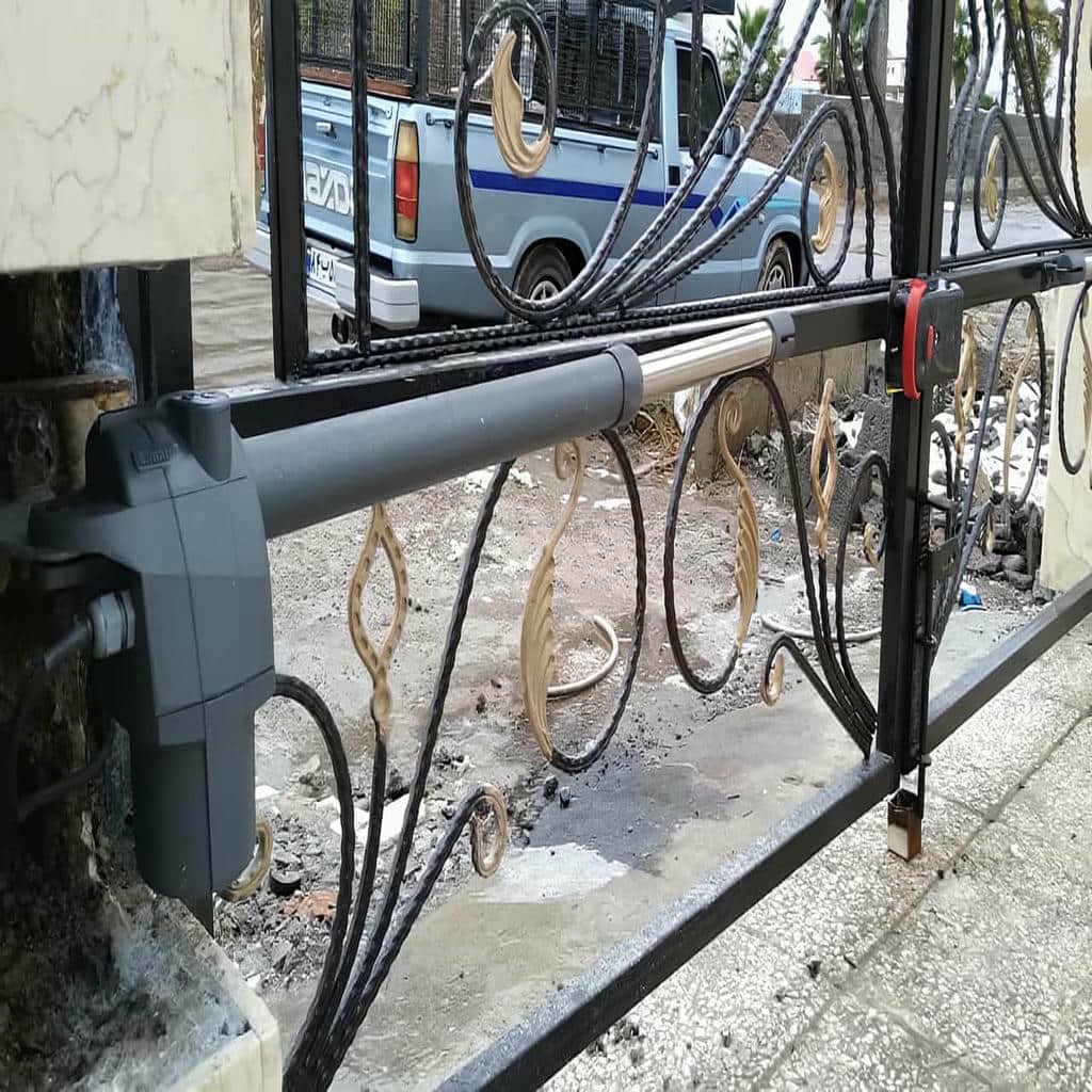 جک درب پارکینگ بازویی روی درب فلزی دو لنگه