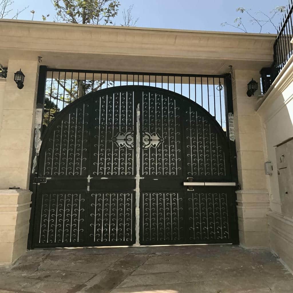 جک درب پارکینگ بازویی نصب شده روی درب فلزی بیرجند