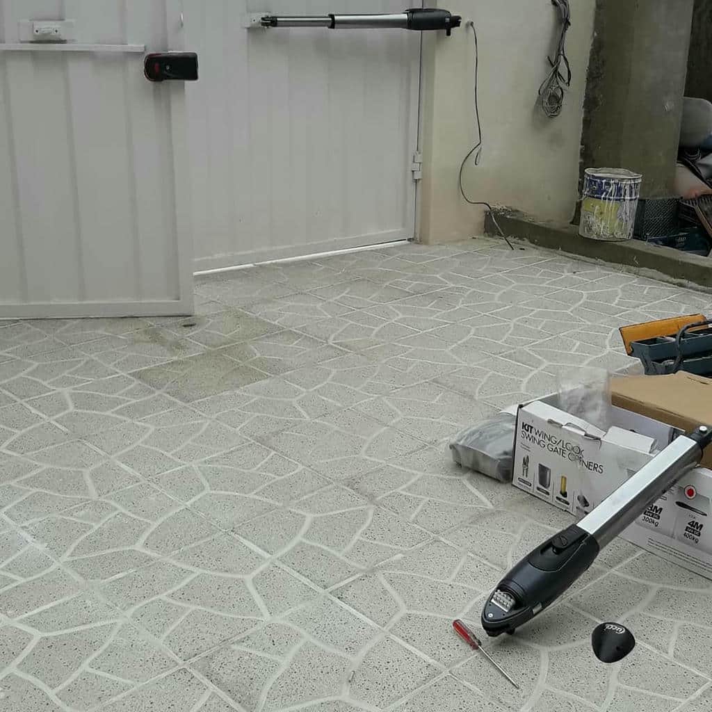 جک درب پارکینگ با بازوی فولادی کنار در آهنی
