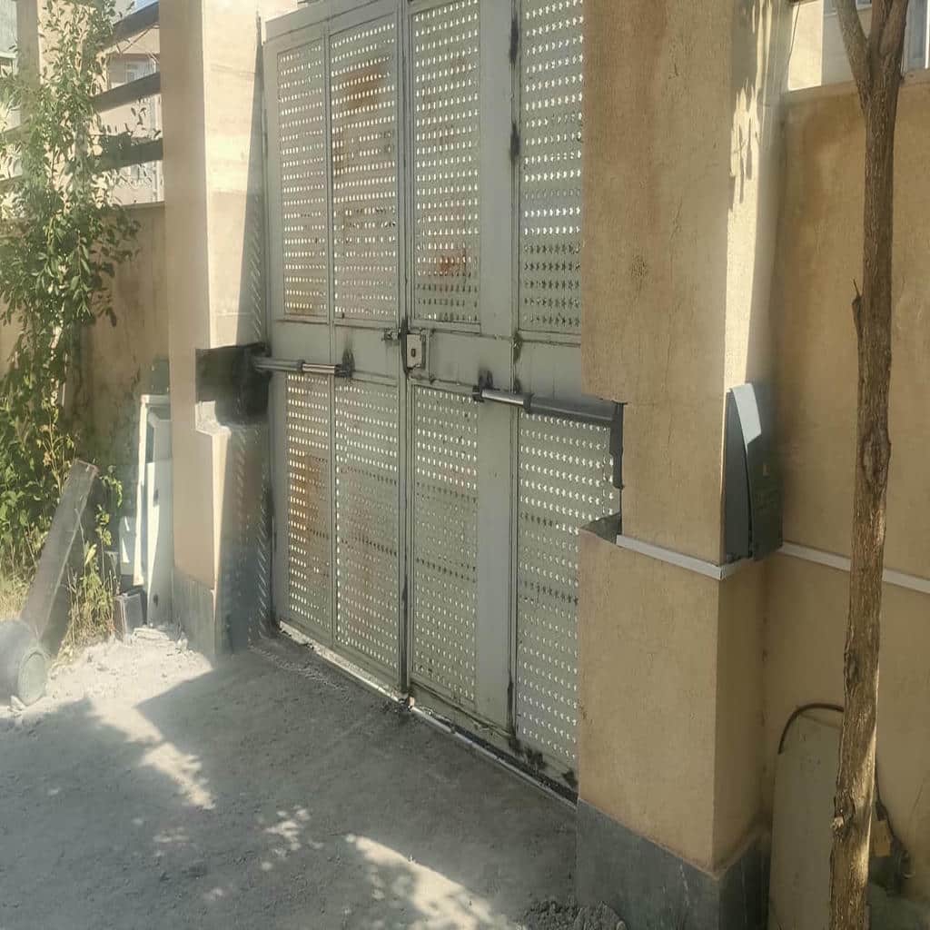 جک درب پارکینگ با بدنه تیره در استان قم