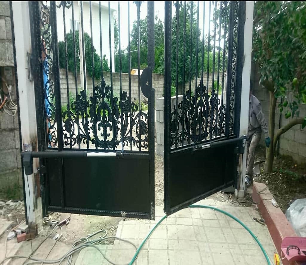 جک درب پارکینگ دو لنگه در قزوین کنار ورودی