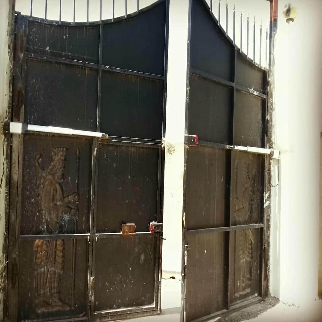 جک درب پارکینگ دو لنگه روی ورودی سنگی