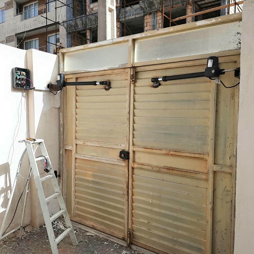 جک درب پارکینگ دو لنگه فلزی نمای بیرونی
