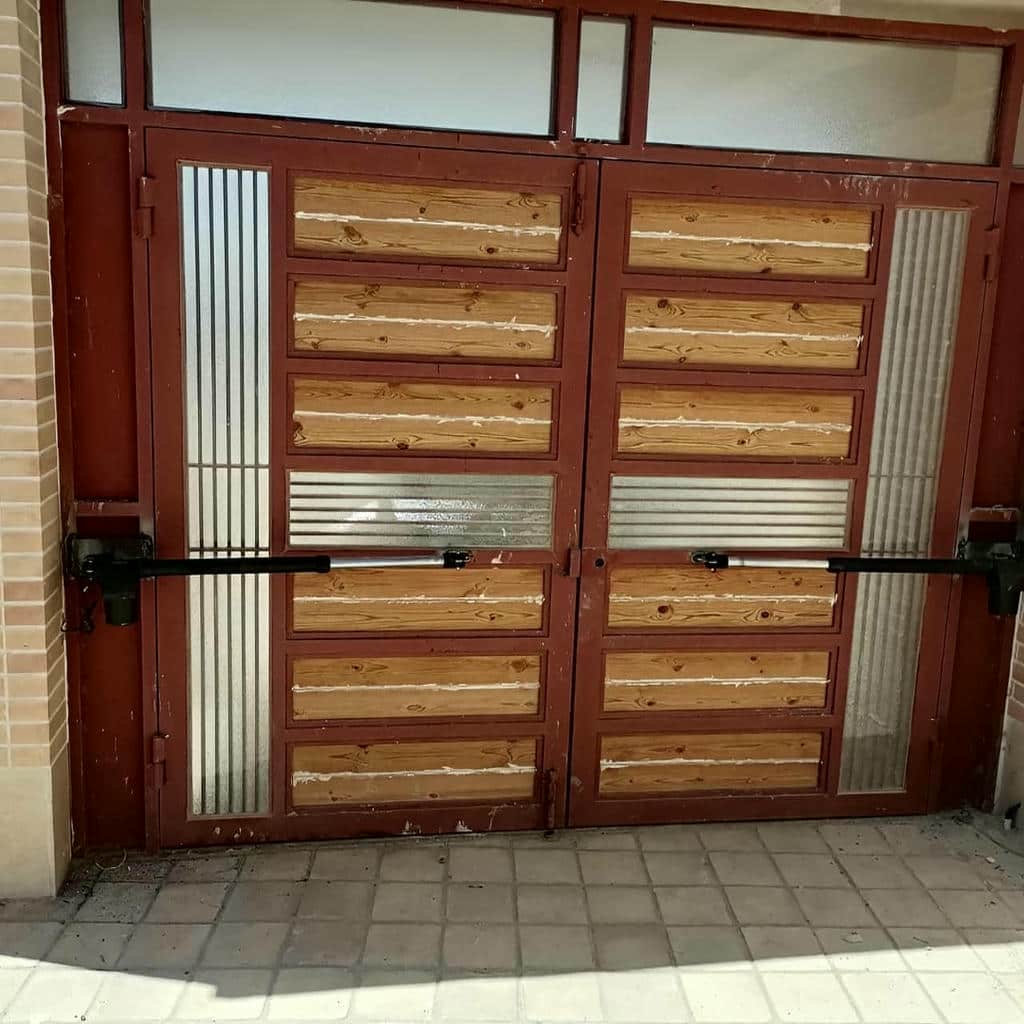جک پارکینگی دو لنگه برای ورودی ساختمان
