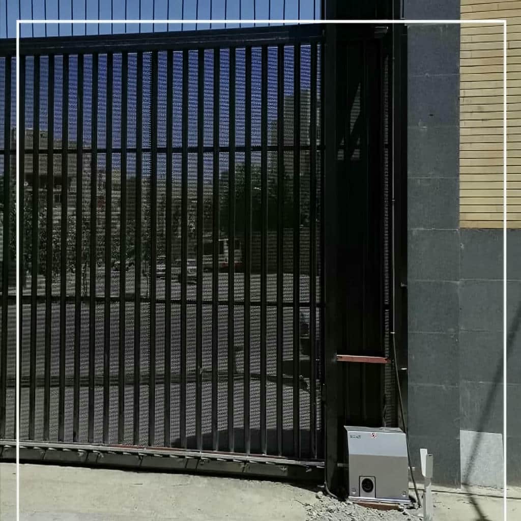 جک پارکینگی نقره ای کنار درب فلزی