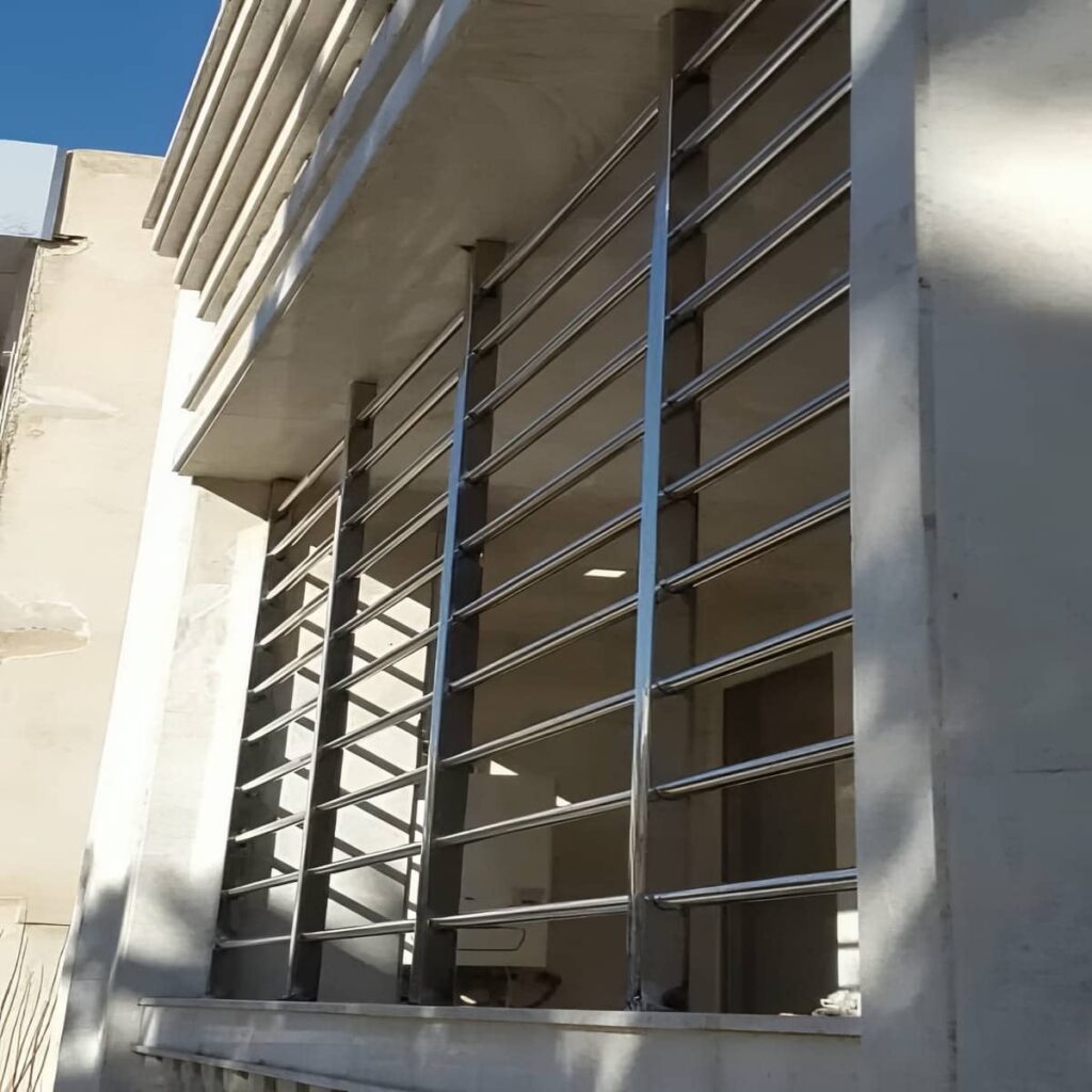 حفاظ بالکن استیل براق با خطوط ساده در استان آذربایجان غربی