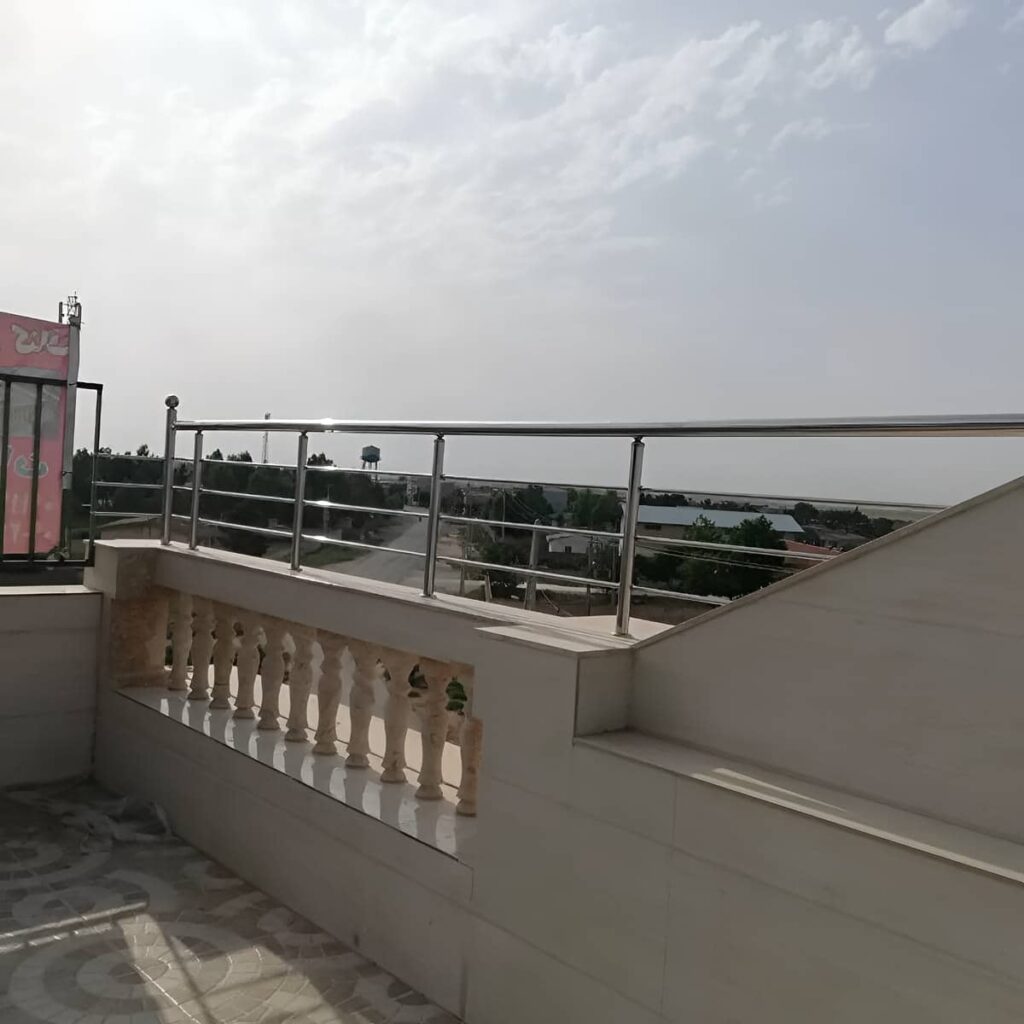 حفاظ بالکن استیل براق یزد در نمای مدرن