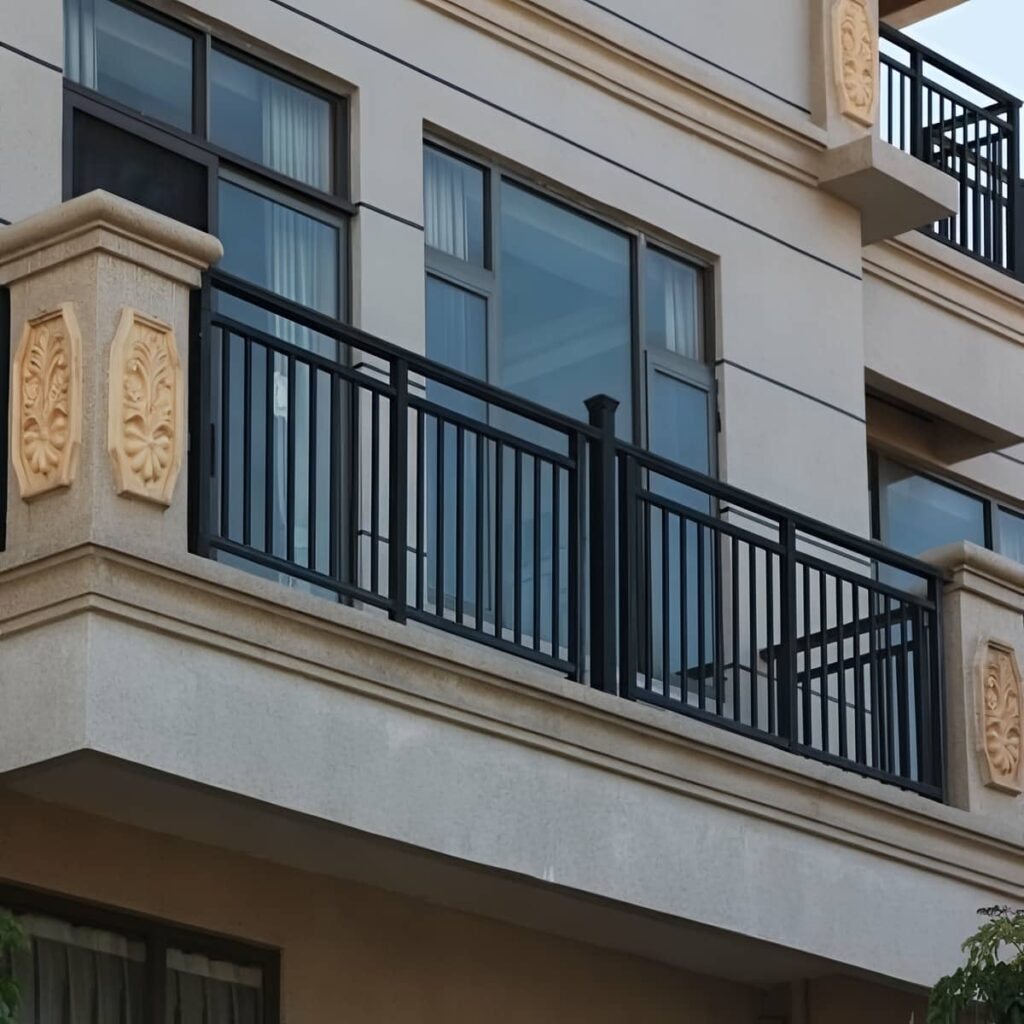 حفاظ بالکن با خطوط عمودی ساده و منظم