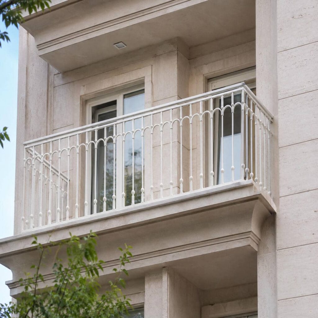 حفاظ بالکن فلزی با طرح هندسی مدرن