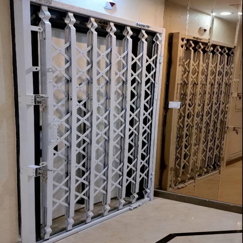 حفاظ درب آکاردئونی اصفهان کنار چهارچوب ورودی