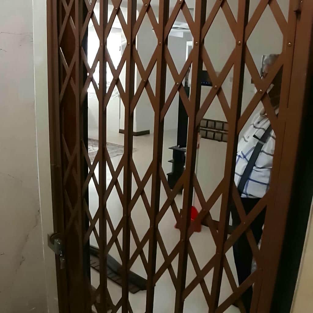 حفاظ درب آکاردئونی با رنگ تیره
