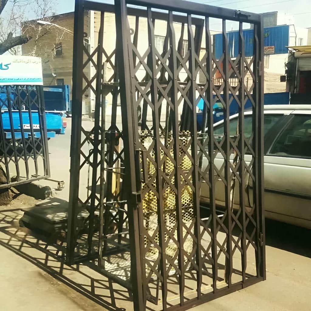 حفاظ درب آکاردئونی با رنگ مشکی