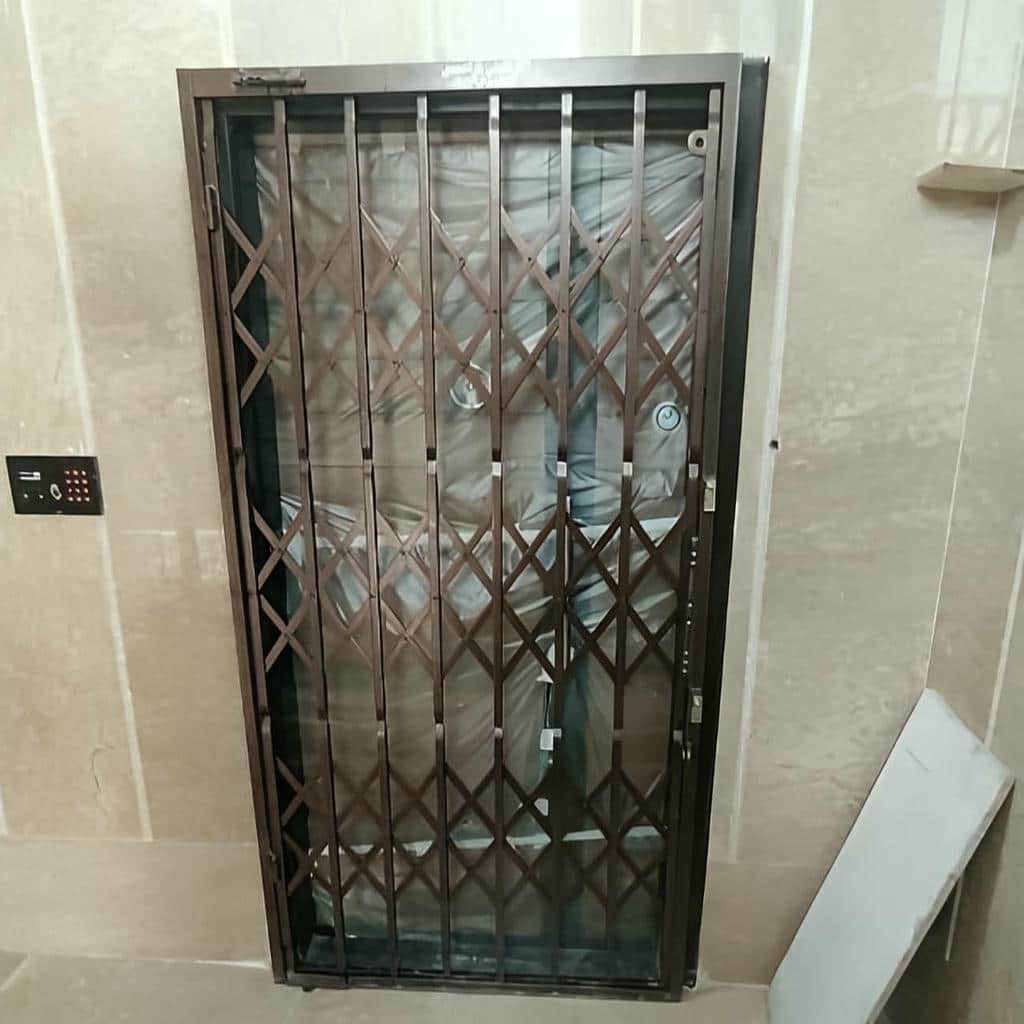 حفاظ درب آکاردئونی با ریل جمع شونده