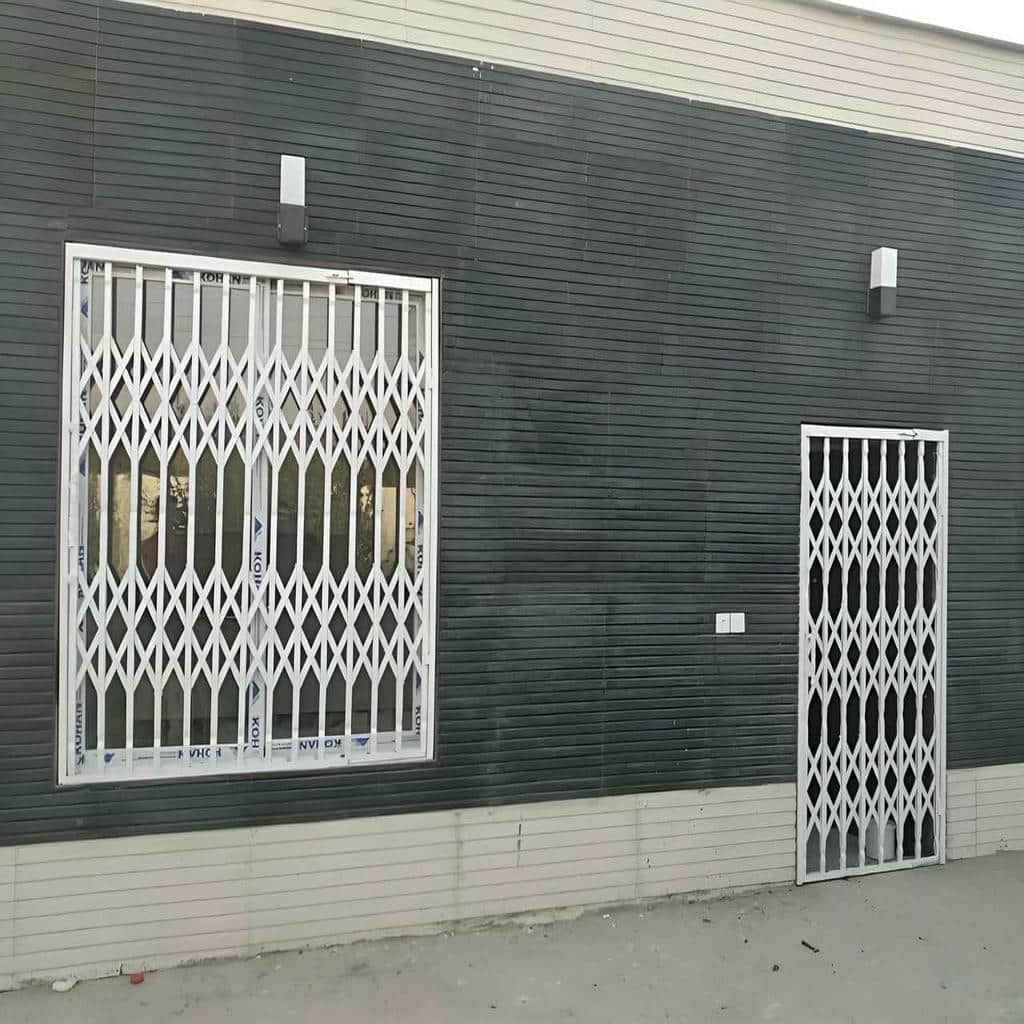 حفاظ درب آکاردئونی با شبکه فلزی منظم