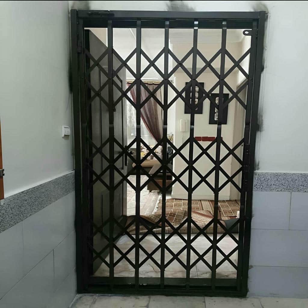 حفاظ درب آکاردئونی با شبکه لوزی در ارومیه
