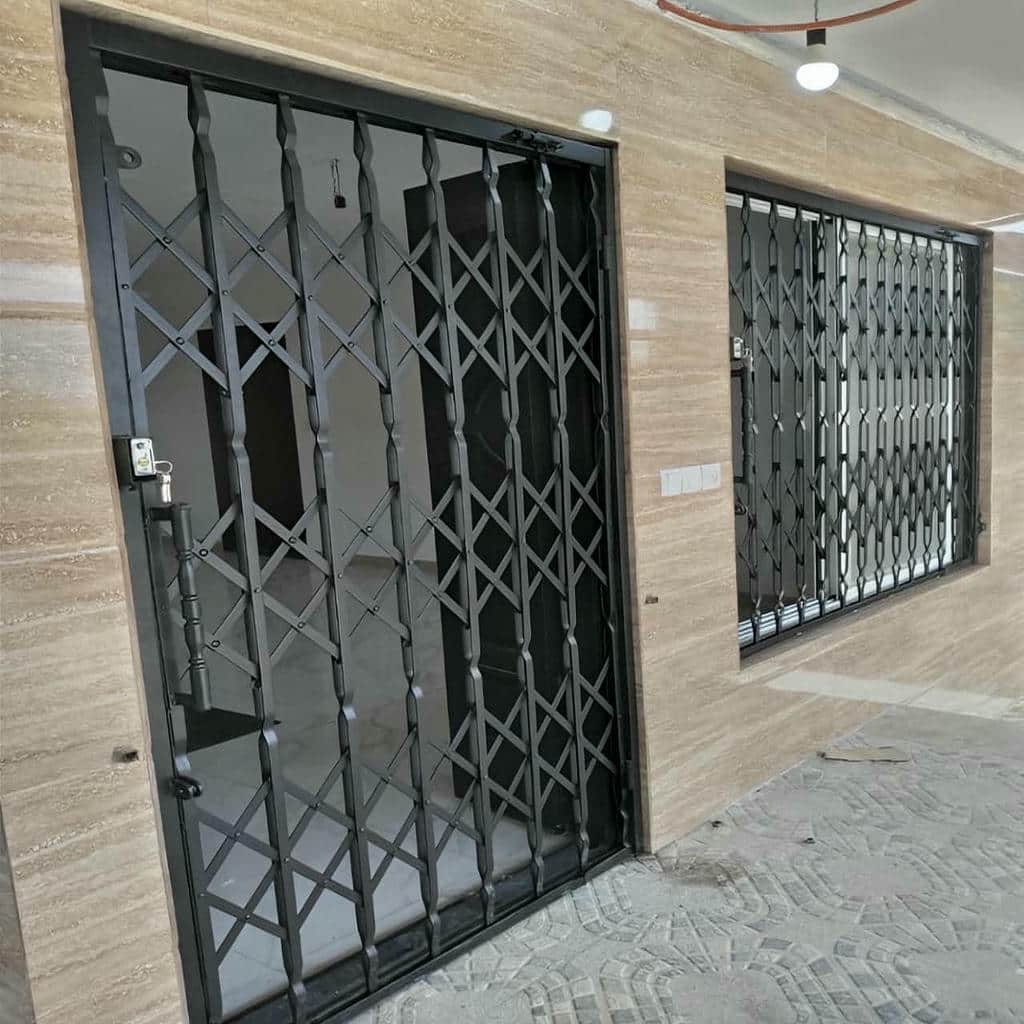 حفاظ درب آکاردئونی با شبکه لوزی فلزی
