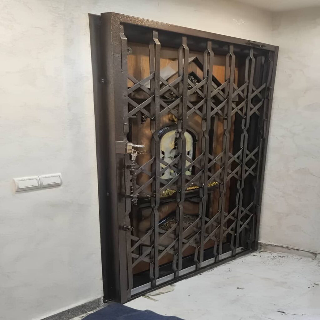 حفاظ درب آکاردئونی با طرح مشبک در استان گلستان