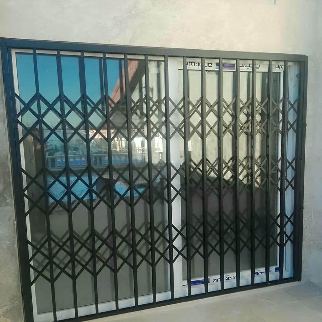 حفاظ درب آکاردئونی با قفل و دستگیره