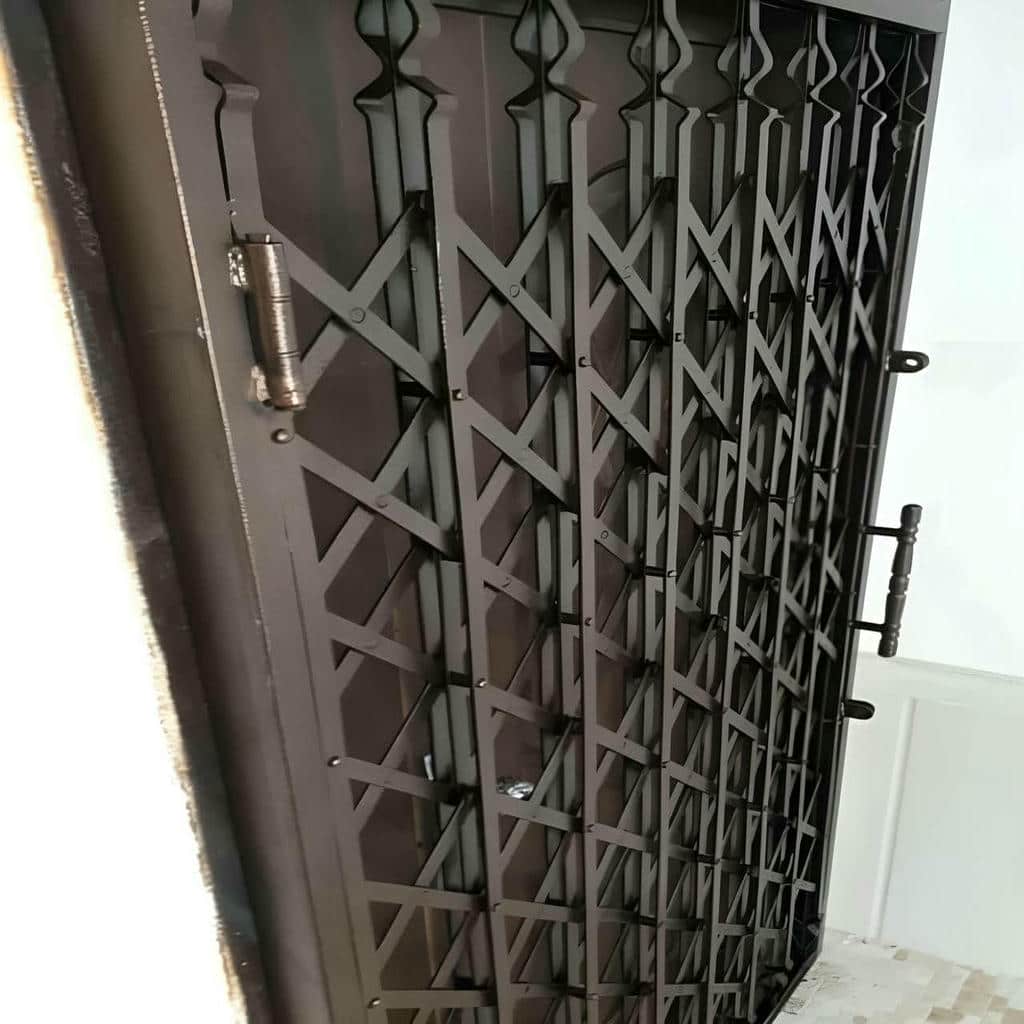 حفاظ درب آکاردئونی با پنل جمع شونده در راهرو