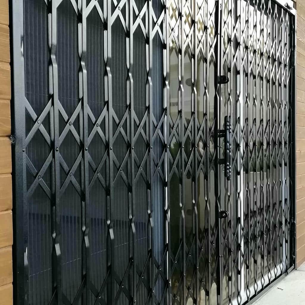 حفاظ درب آکاردئونی با پوشش تیره