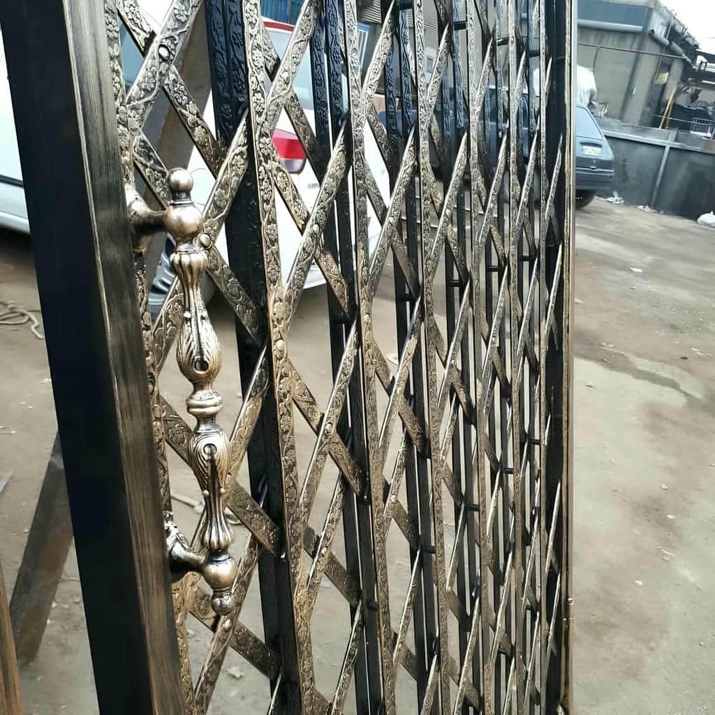 حفاظ درب آکاردئونی با پوشش رنگ تیره و مات