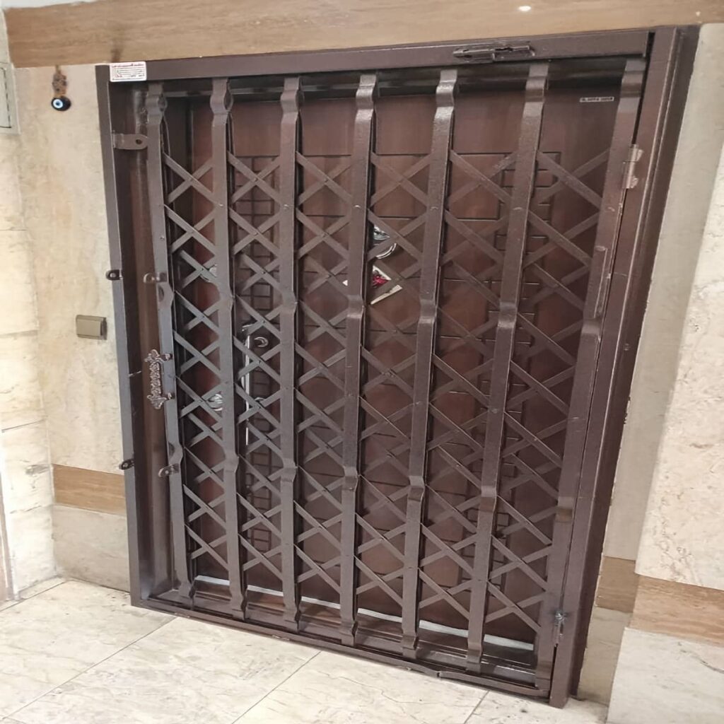 حفاظ درب آکاردئونی با پوشش رنگ کوره ای و اتصالات فلزی