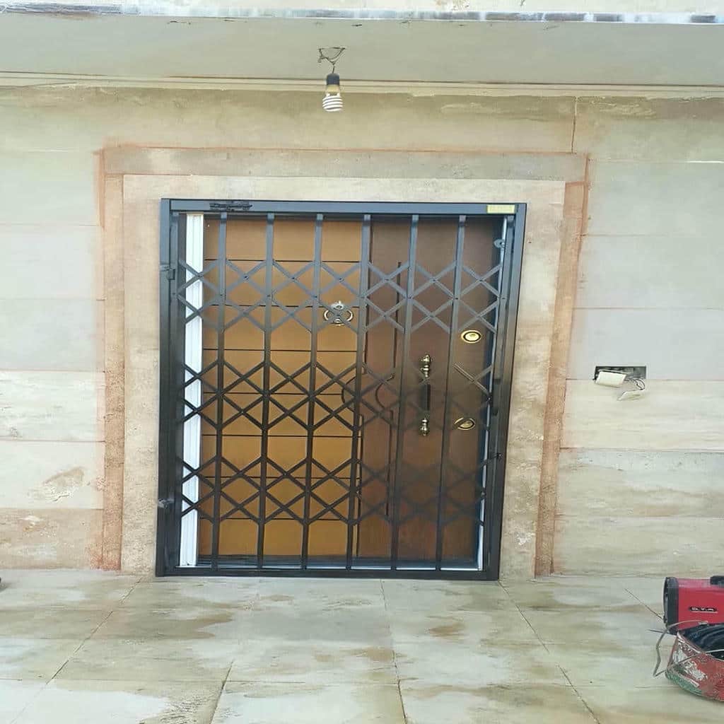 حفاظ درب آکاردئونی برای ورودی آپارتمان حفاظ درب آکاردئونی برای ورودی آپارتمان