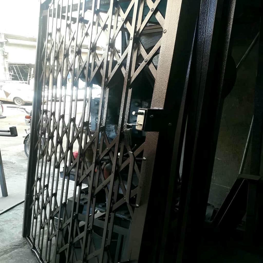 حفاظ درب آکاردئونی برای ورودی آپارتمان حفاظ درب آکاردئونی برای ورودی آپارتمان