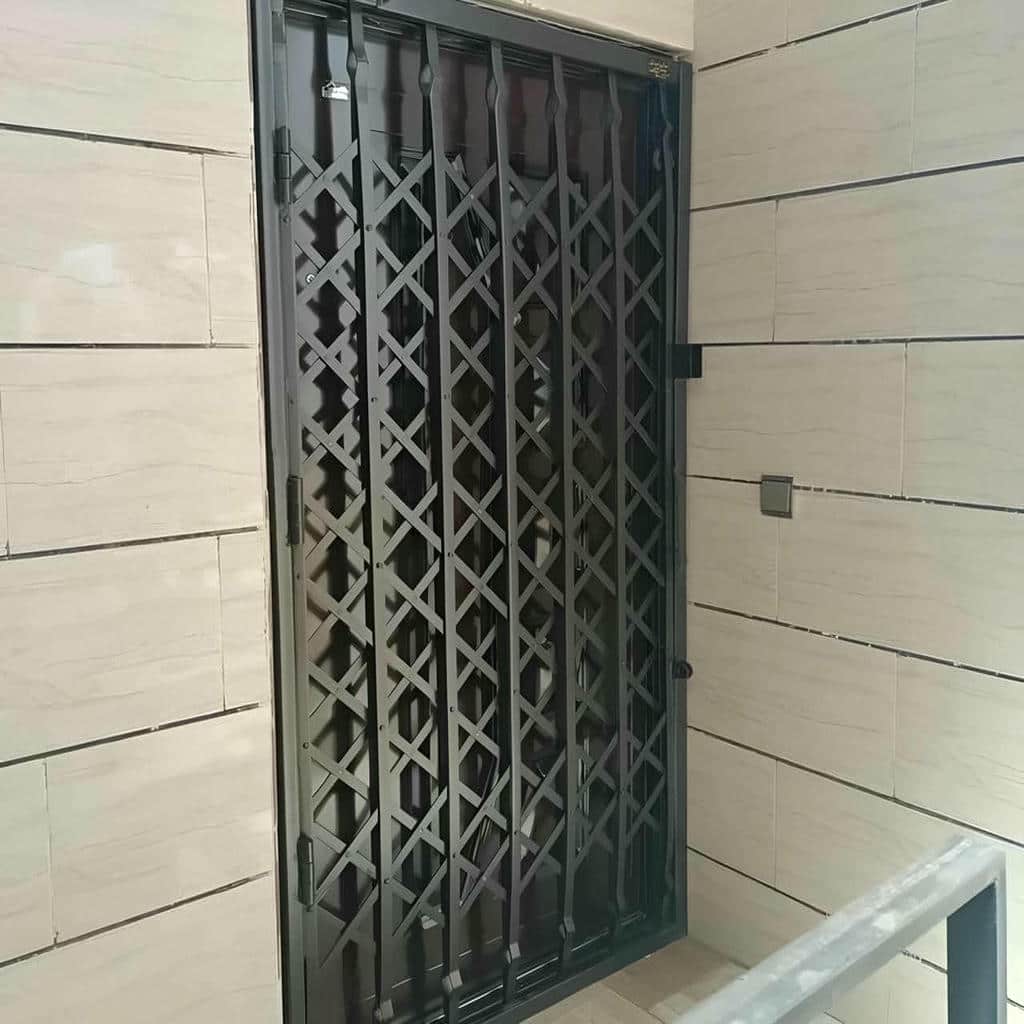 حفاظ درب آکاردئونی جمع شده کنار چهارچوب در ارومیه حفاظ درب آکاردئونی جمع شده کنار چهارچوب در ارومیه